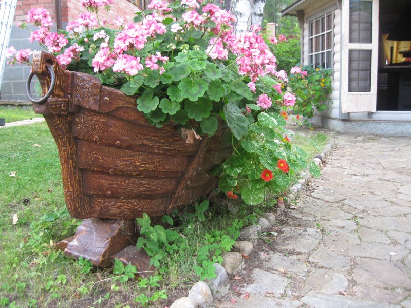 Клумба лодка