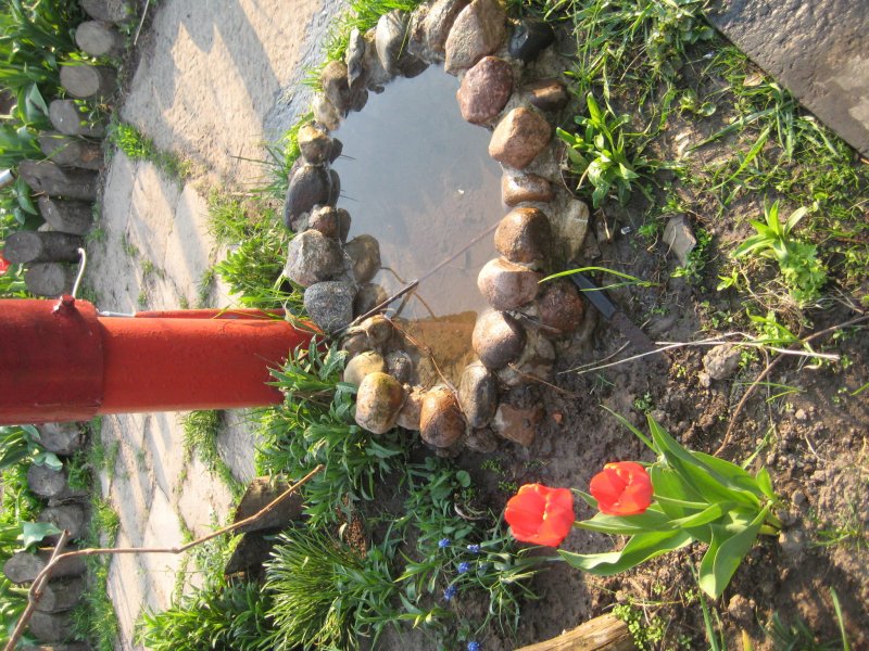Клумбы с колонкой
