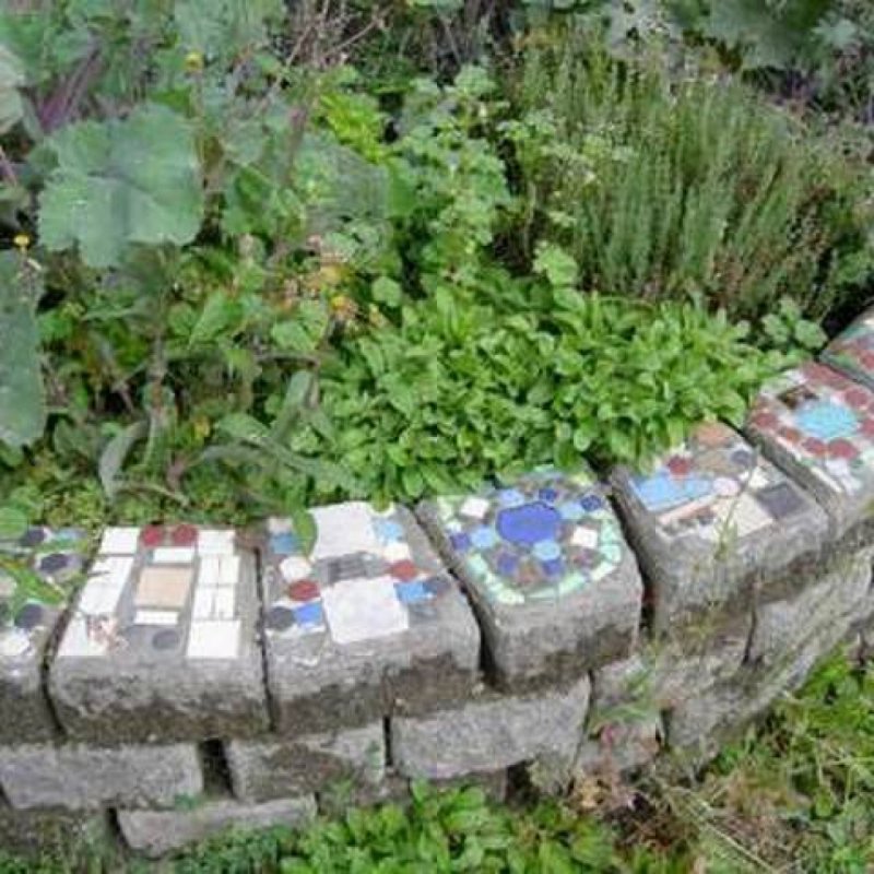 Клумба из остатков плитки
