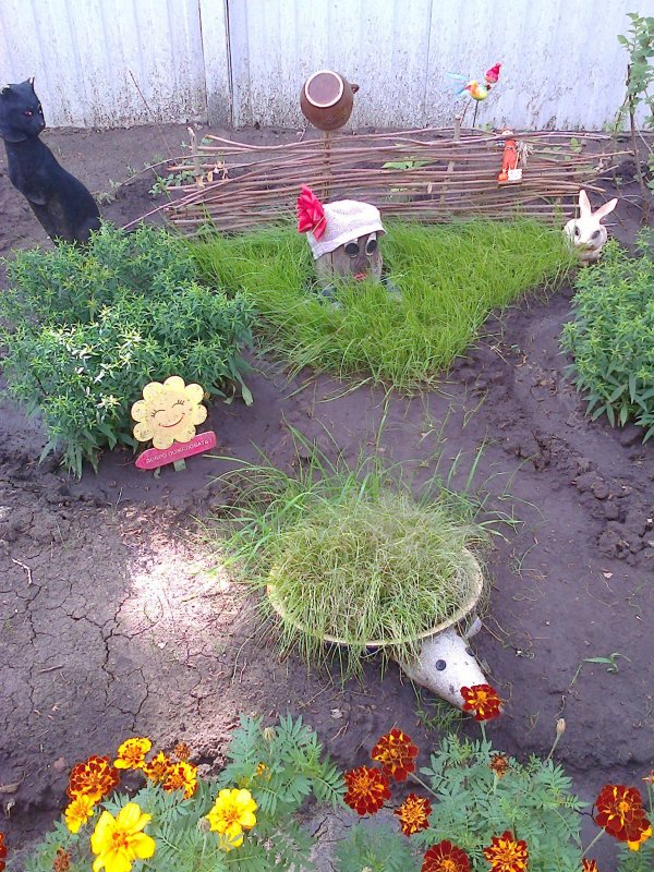Украшение клумбы шишками