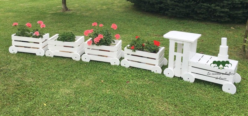 Клумба паровоз из дерева