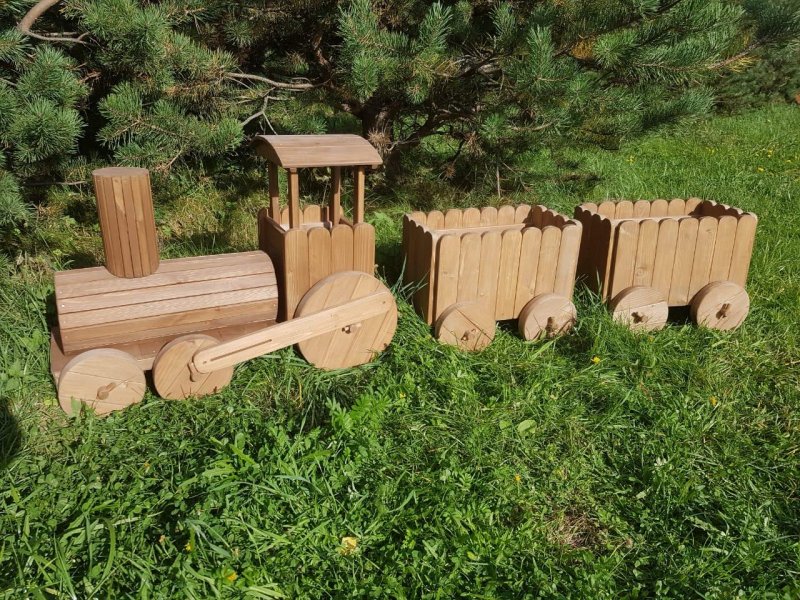 Деревянный паровоз для сада