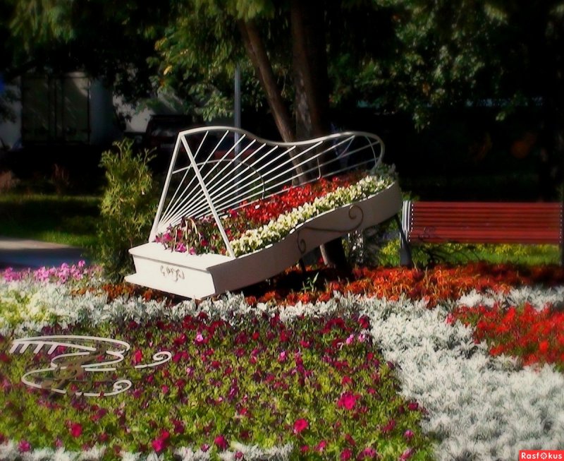 Клумба пианино