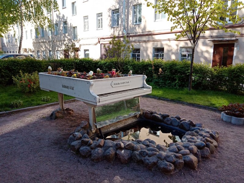 Арт-объект «рояль в кустах» ул. Гороховая, 17/наб. реки мойки, 56