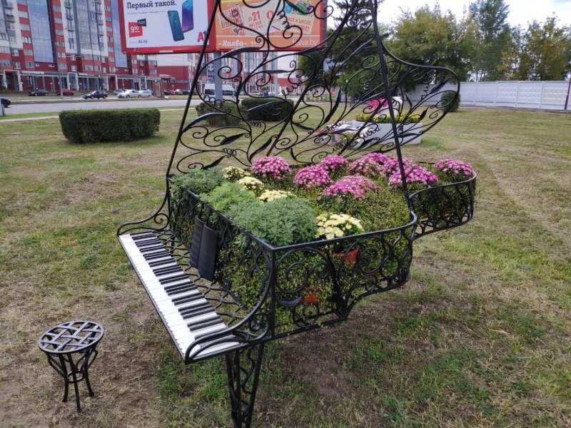 Клумба пианино