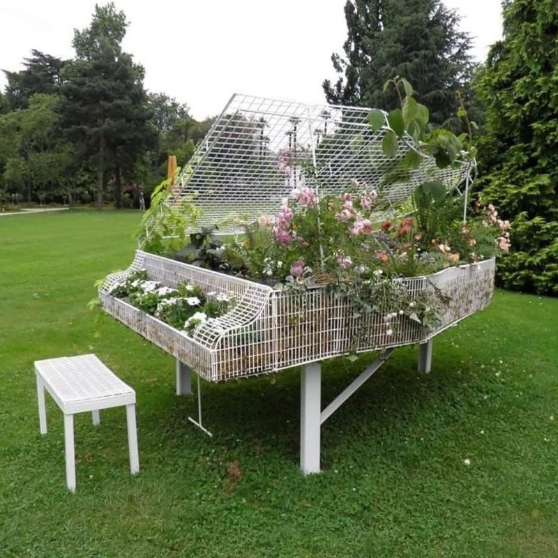Клумба из пианино