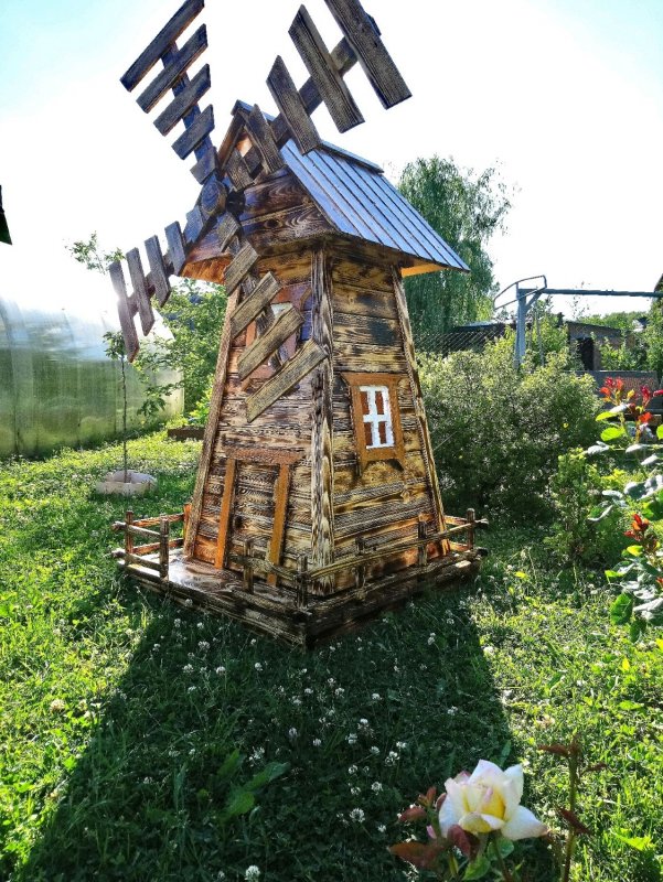 Мельница из дерева для сада