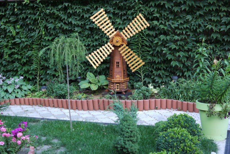 Клумба с декоративной мельницей