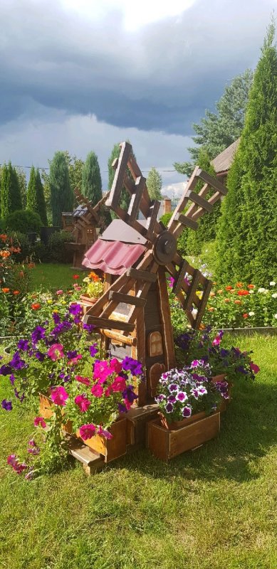 Мельница с цветником