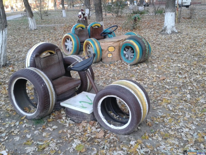 Мотоцикл из колес для детской площадки