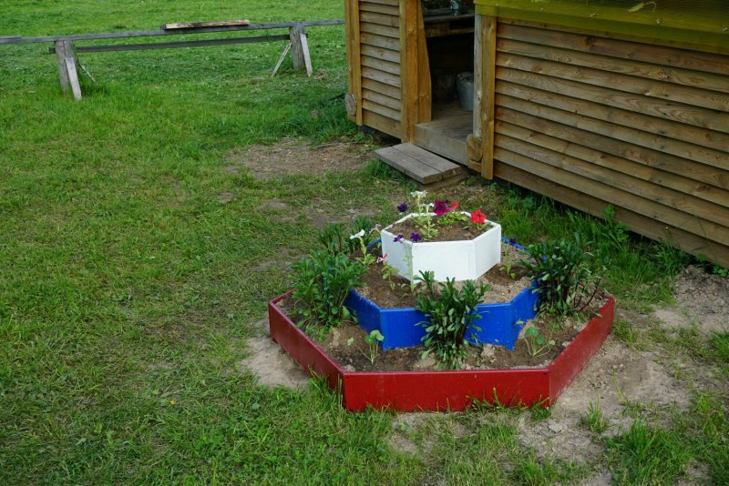 Клумба горка из досок
