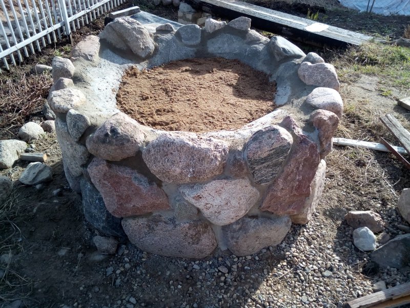 Круглая клумба из камней
