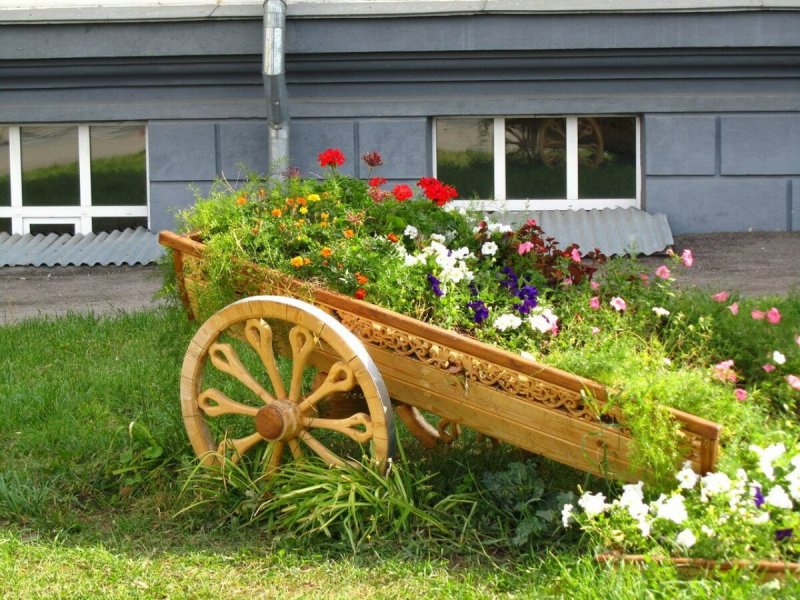 Клумба телега