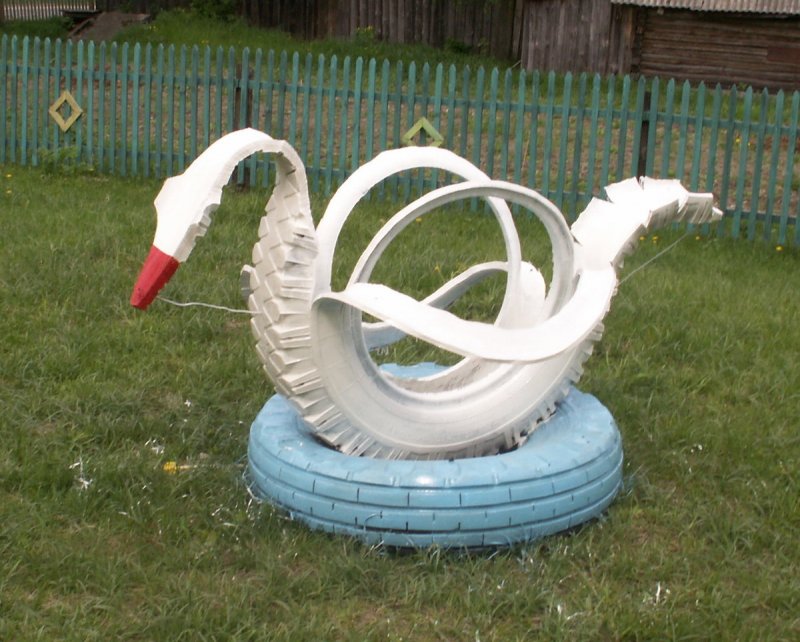 Лебедь из резины колеса