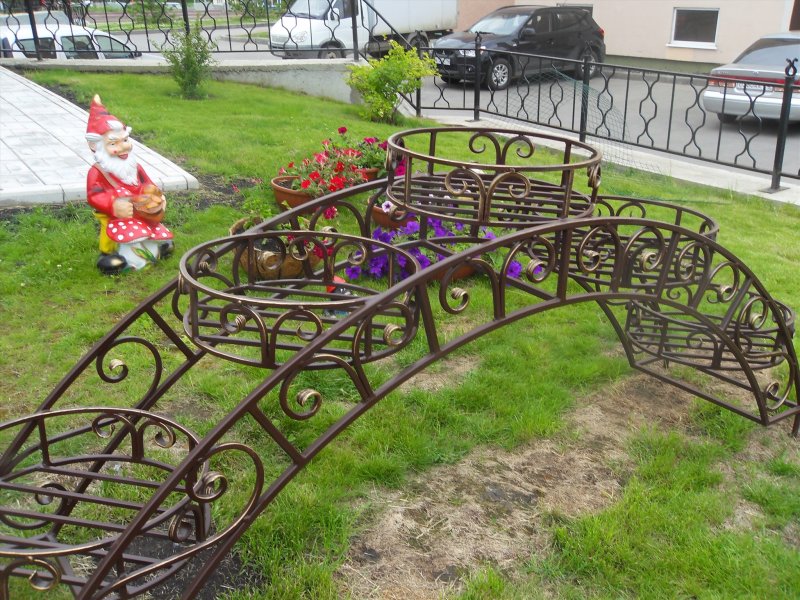 Кованые цветники