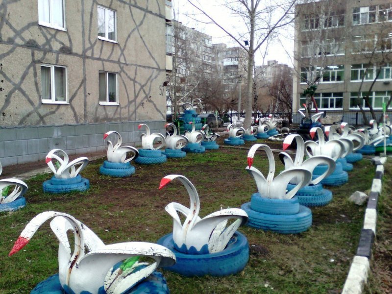 Лебеди из покрышек во дворе