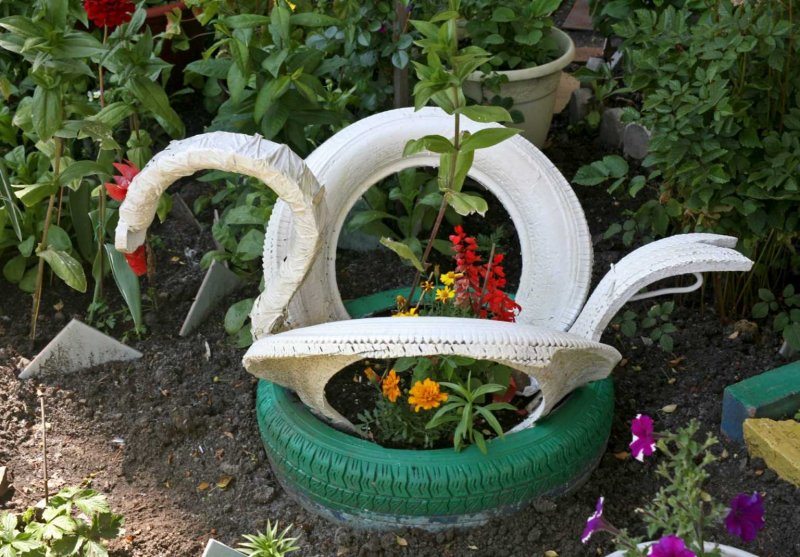 Лебедь из шины