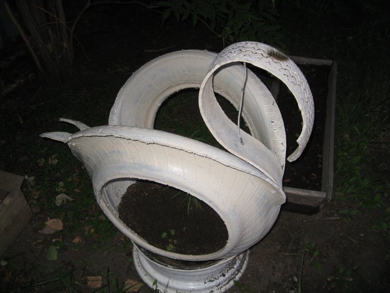 Лебедь из покрышки
