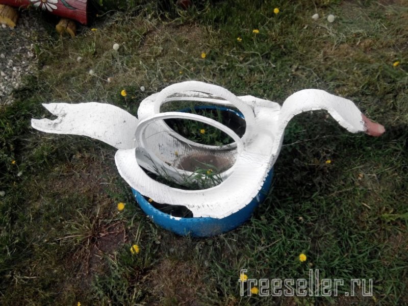 Лебедь из старой покрышки