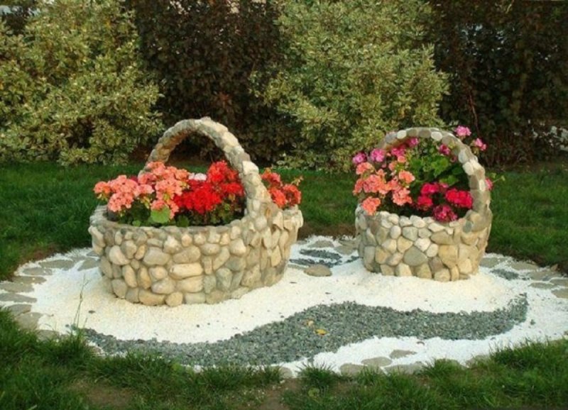Декор клумбы камнями