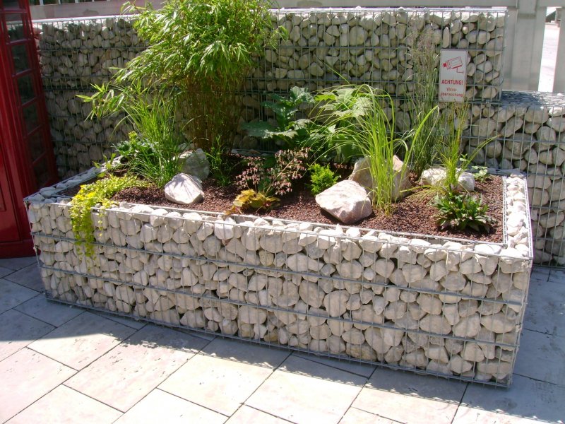 Высокая клумба из камня