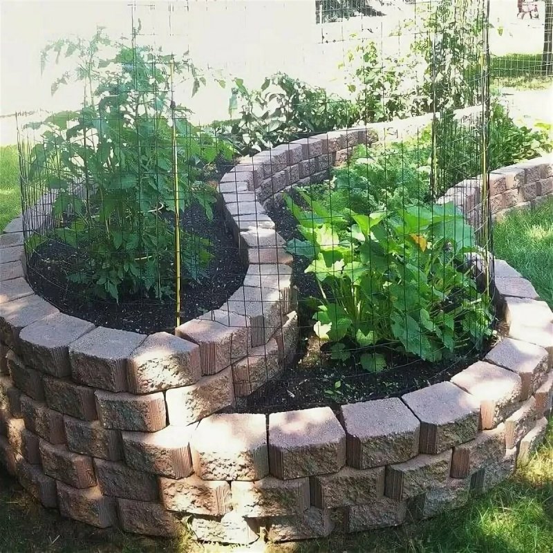 Высокие клумбы из кирпича