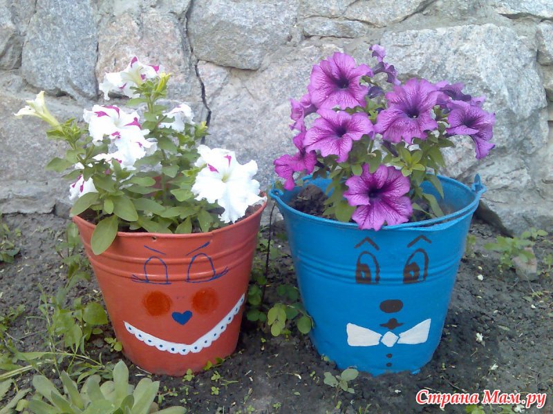 Клумба из старого ведра