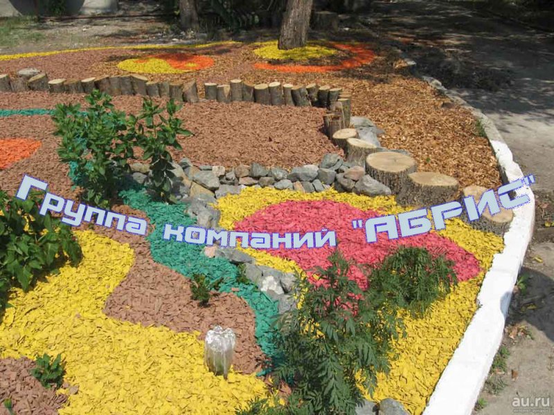 Клумба с декоративной щепой