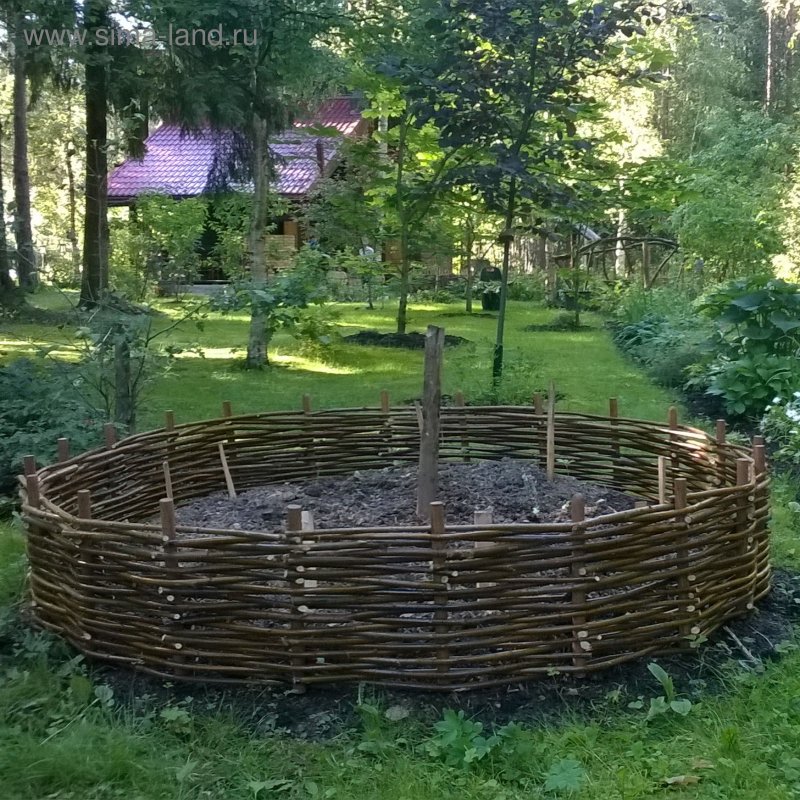 Клумба плетеная из веток