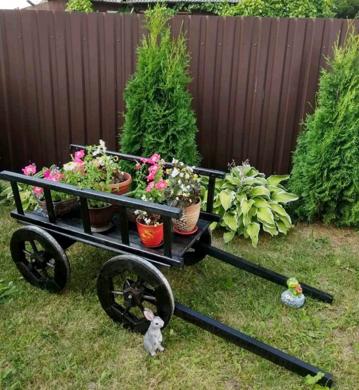 Декоративная тележка из дерева