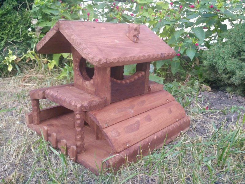 Кормушка для птиц и белок