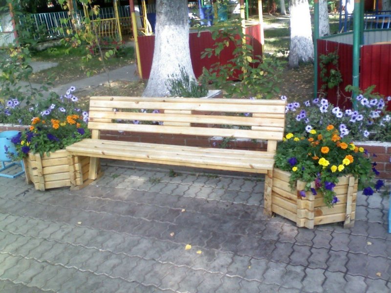 Лавочки с клумбами для цветов