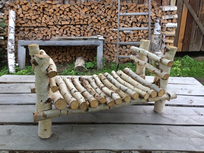Клумба из березовых поленьев
