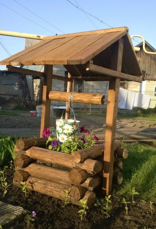 Декоративный колодец из поленьев