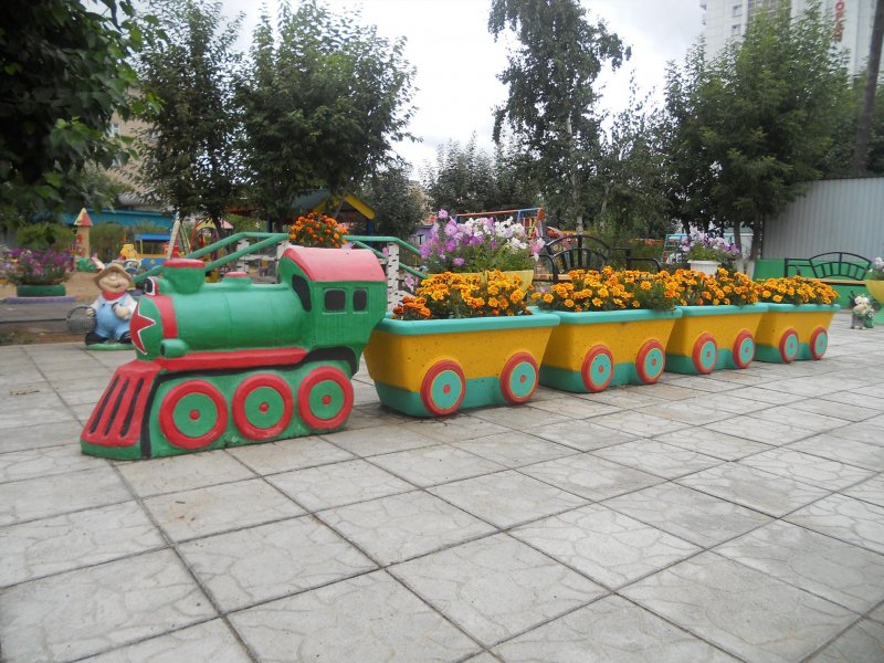Клумбы в виде паровозика