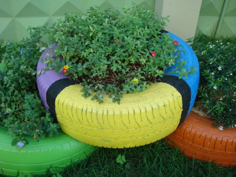 Клумбы из колес многоярусные