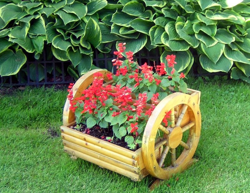 Клумба из бревна