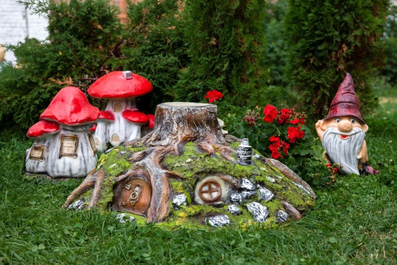 Старая мебель в саду