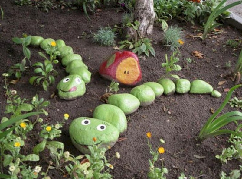 Гусеница поделка для сада для участка