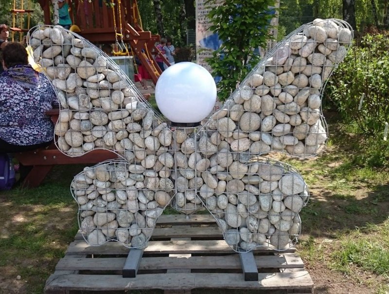 Садовые фигуры из габионов