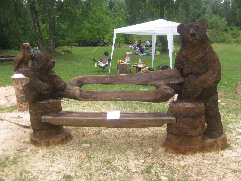 Скамейка с медведями