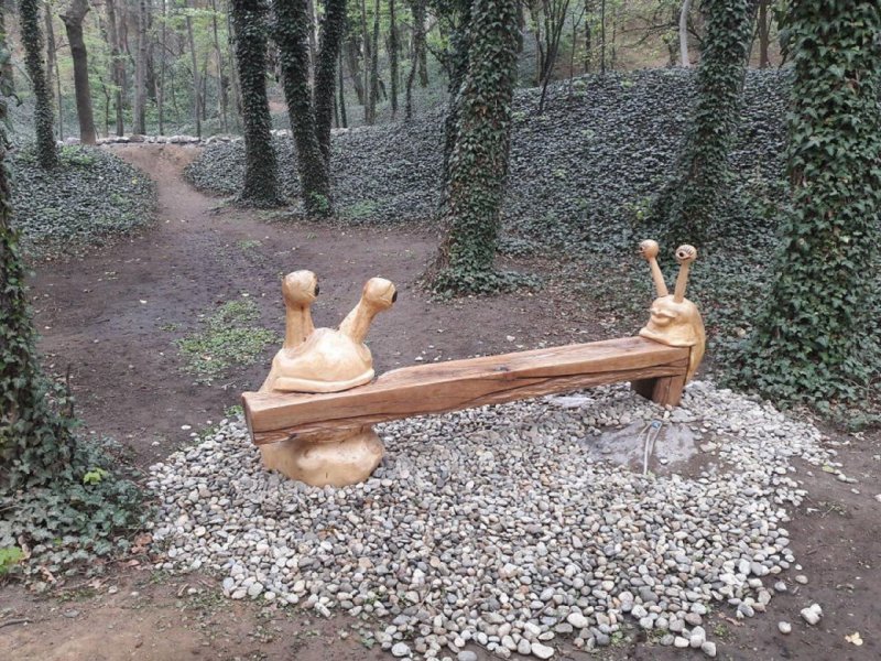 Лавочки со скульптурами из дерева