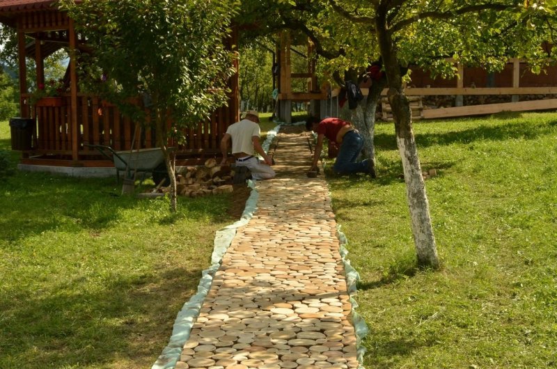 Садовые дорожки на даче из дерева