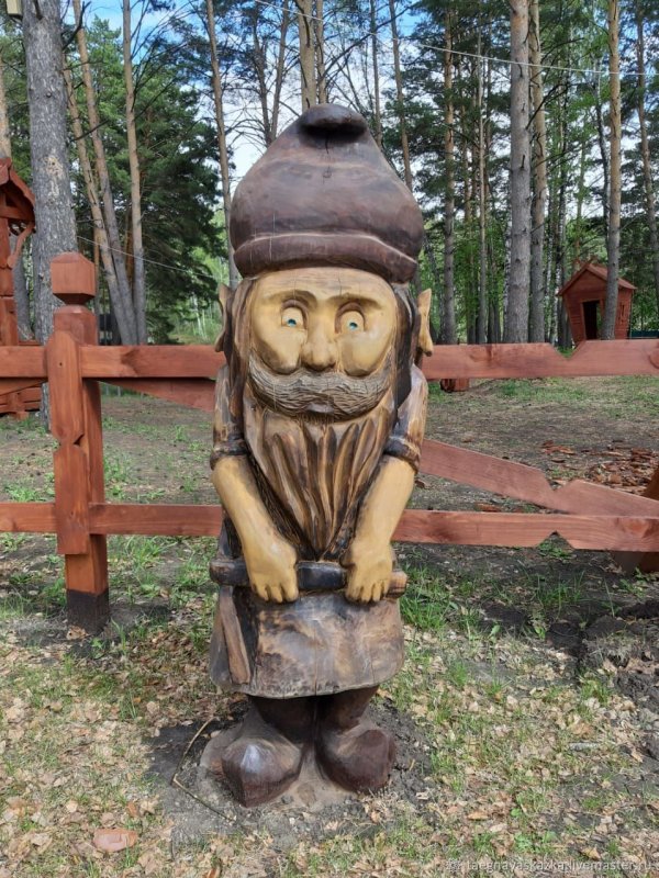 Уличные фигуры из дерева