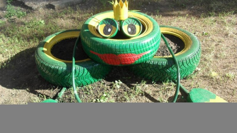 Лягушка из шин со стрелой