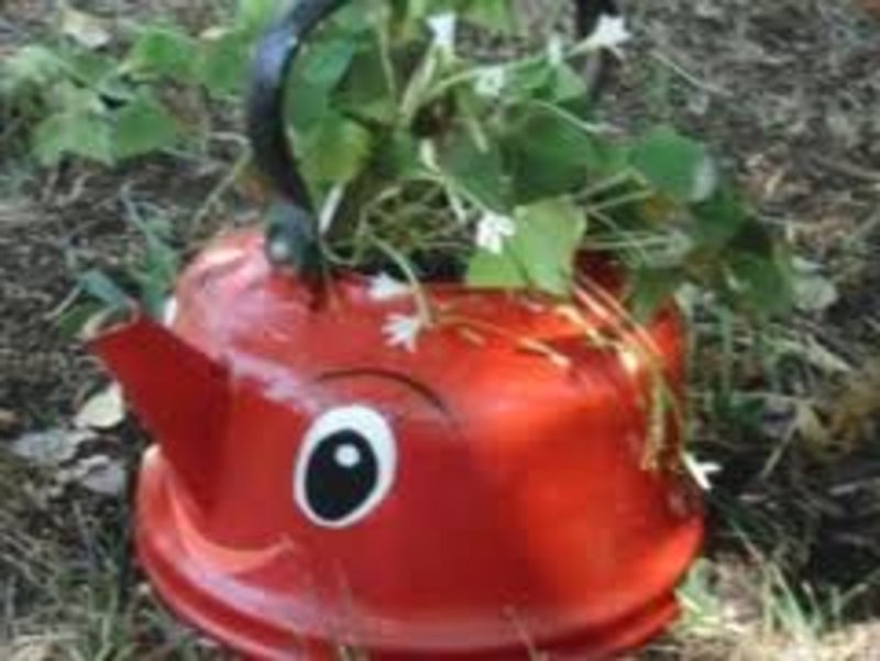 Разрисовать чайник для сада