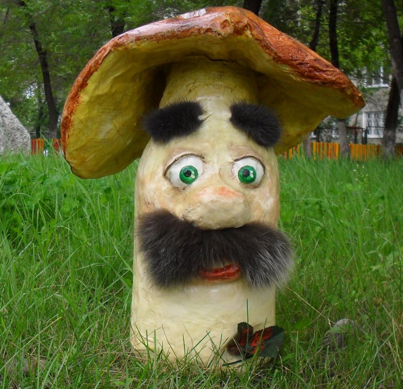 Гриб Боровик из пня