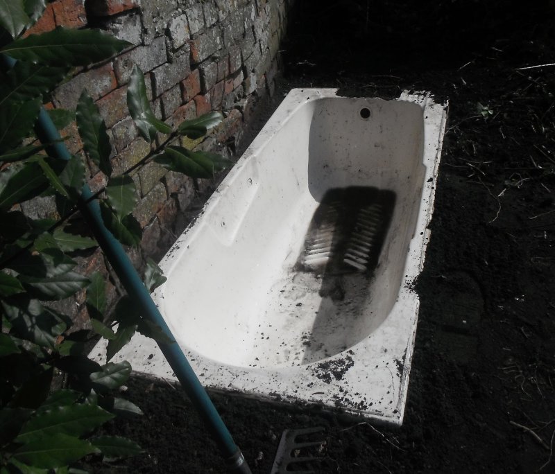 Декоративный водоем из тазика