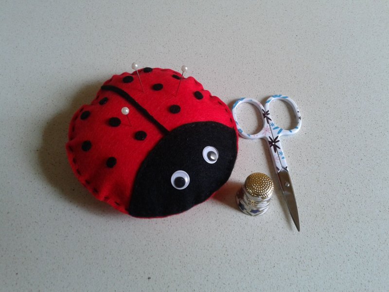 Божья коровка из ткани игольница