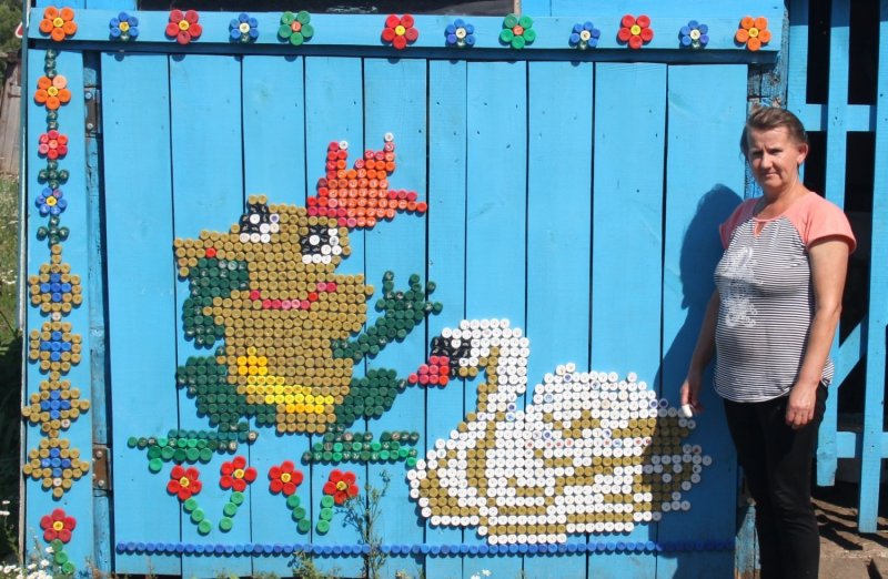 Лебедь из крышек от пластиковых бутылок